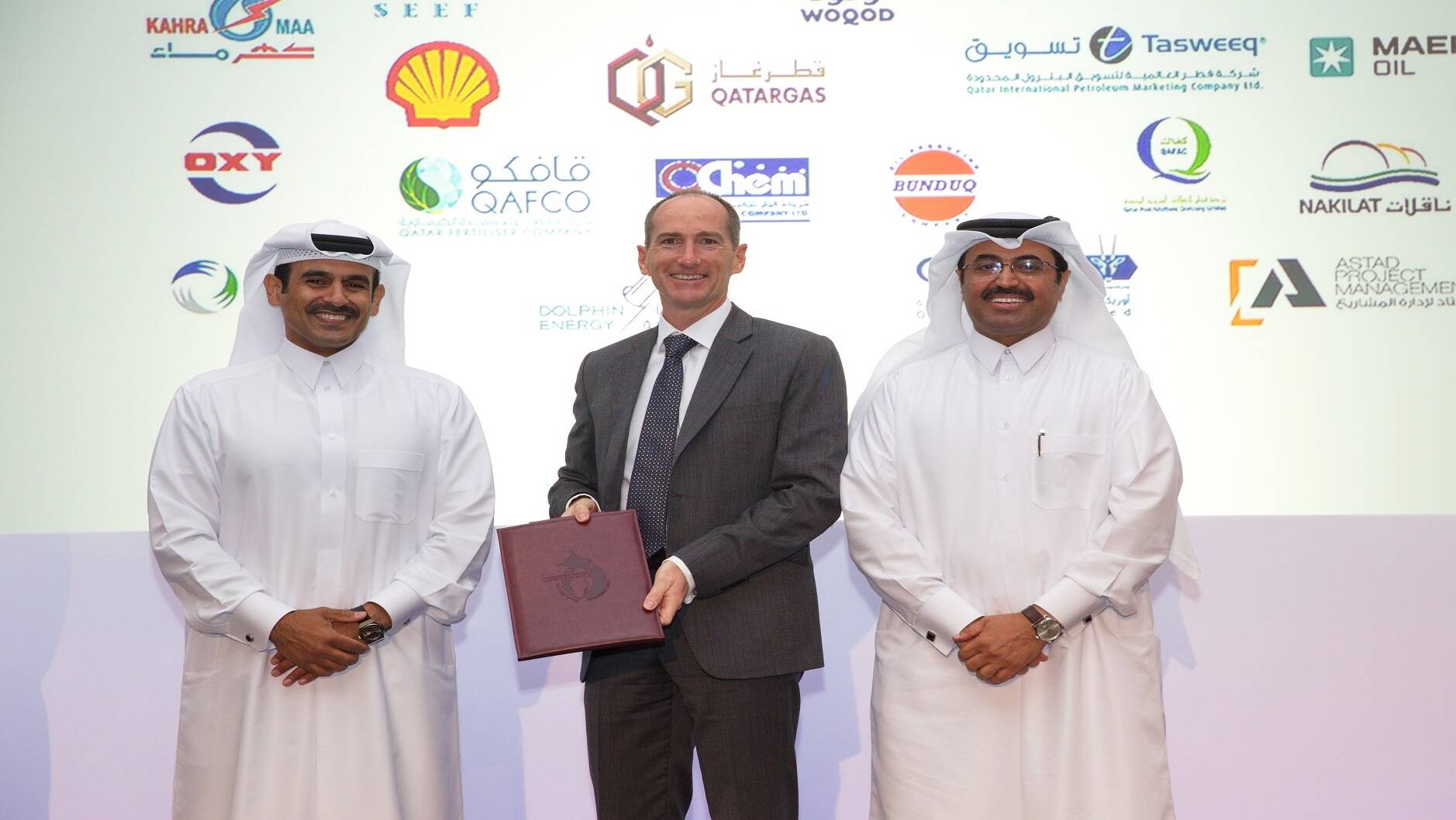 Image Photo — His Excellency Dr. Mohammed Bin Saleh Al-Sada, Minister of Energy and Industry, presented ExxonMobil Qatar with the 2015 Qatarization Certificate for the most improved organization in the category of supporting student sponsorship. Alistair Routledge, President and General Manager for ExxonMobil Qatar, accepted the award on behalf of the company.